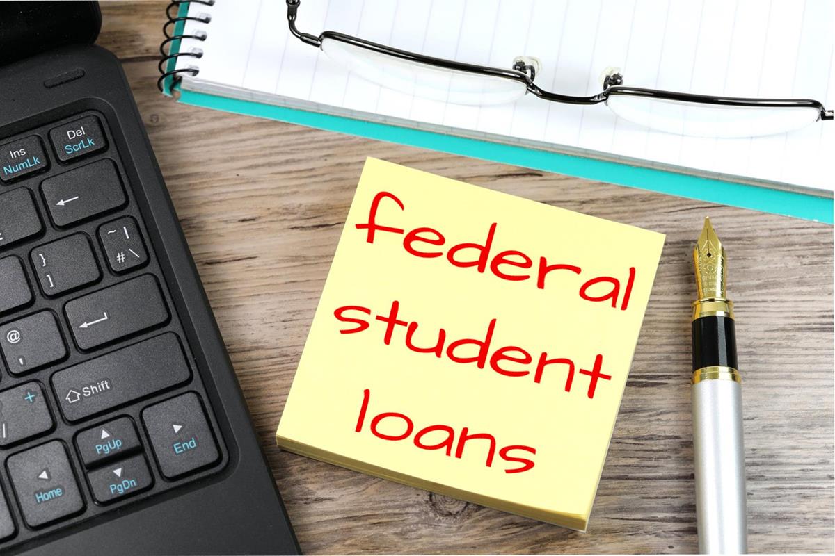 Sticky note on desk that reads federal student loans